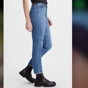 LEVI’S WEDGIE JEANS